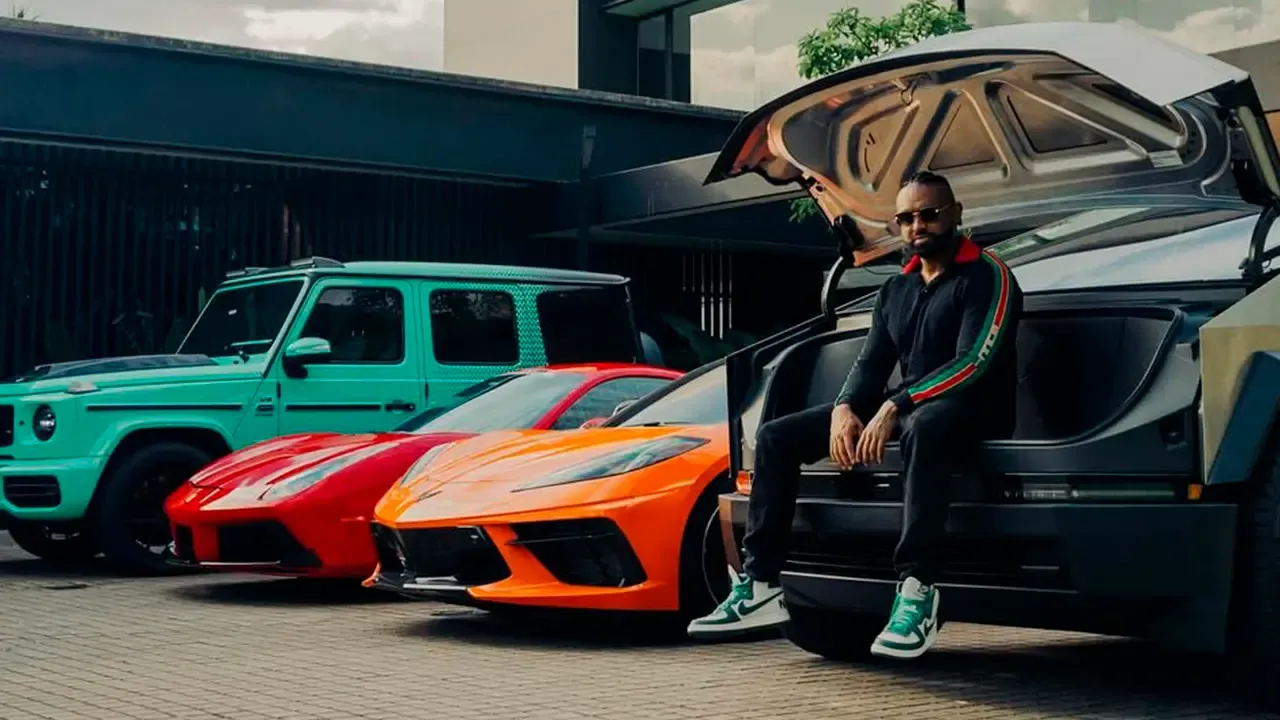 En la foto: Kevin Thobias con su colección de hypercars