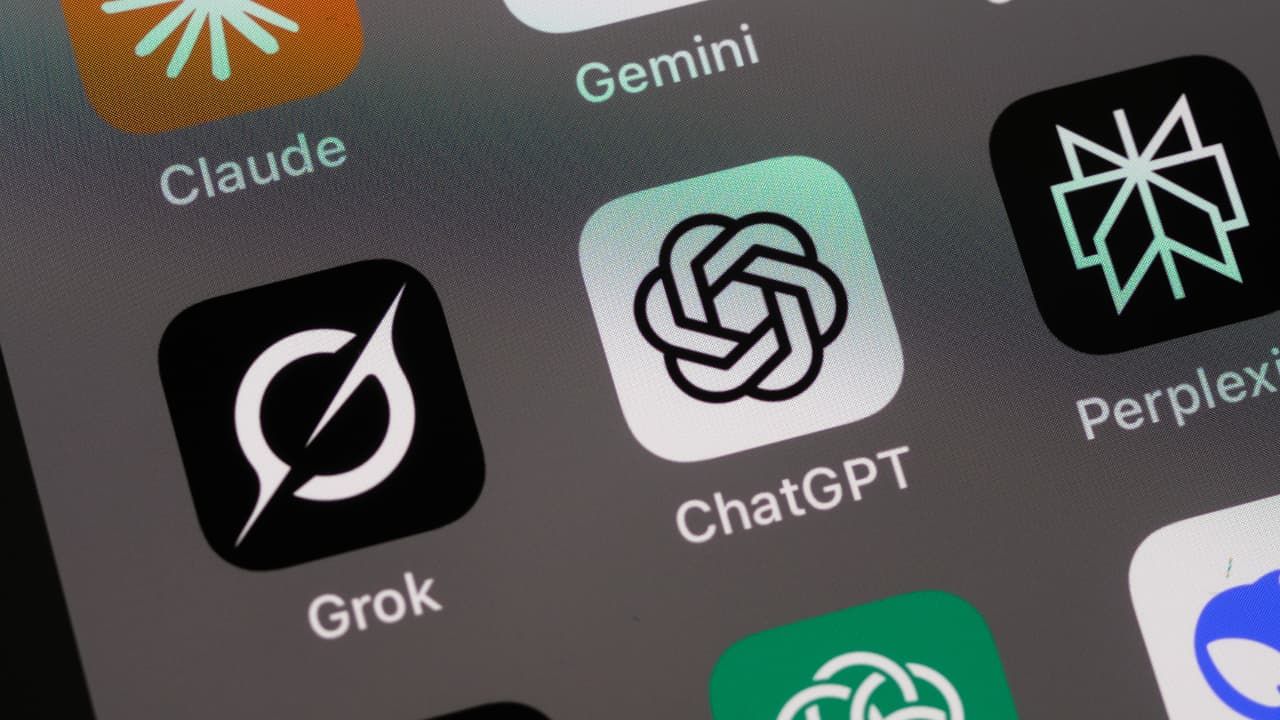 En la foto: Pantalla de celular con aplicaciones IA