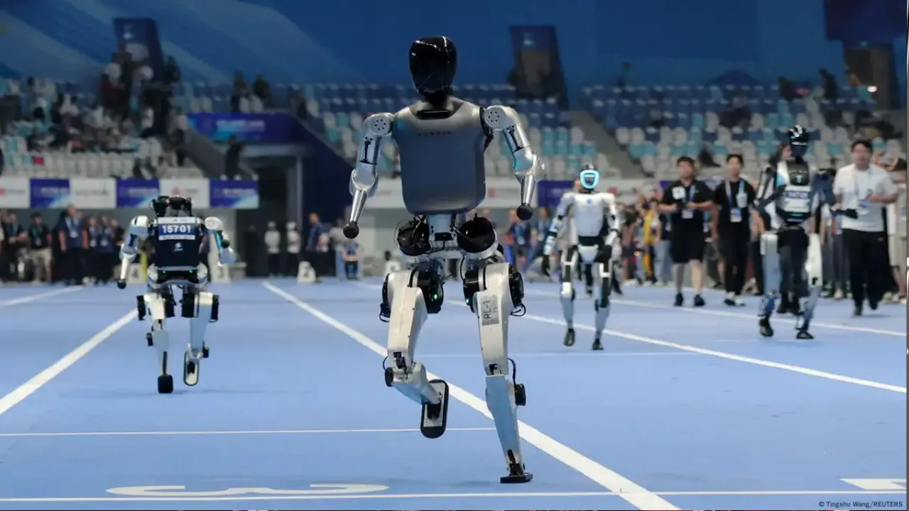 La inauguración reunió a casi 8.000 espectadores y dio inicio con un desfile autónomo de robots que marcharon en formación sin control remoto.