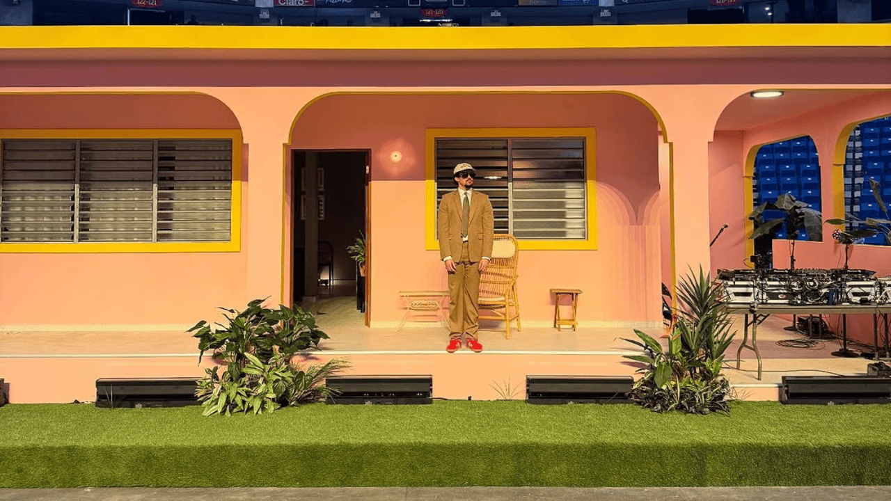 Réplica de la casita de Bad Bunny en el Choliseo de Puerto Rico.