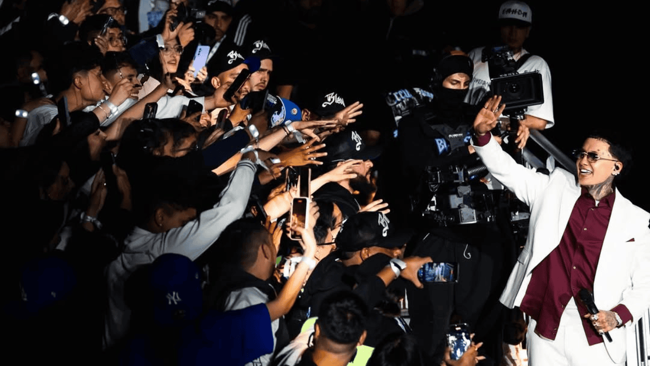 Blessd, cantante urbano, entrando a su concierto de Bogotá