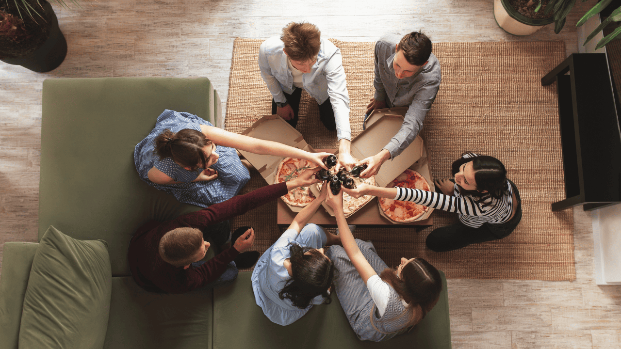 Grupo de amigos pasando una buena tarde