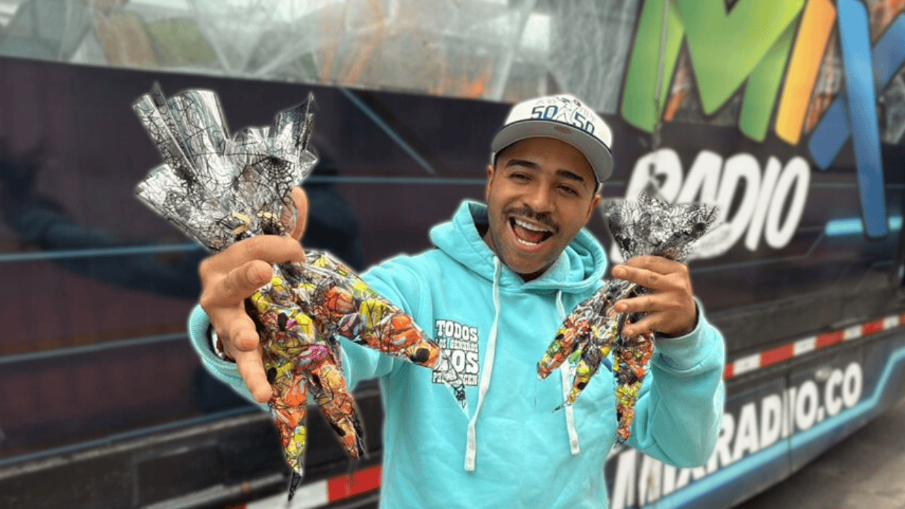 Sebastián sostiene cucuruchos de dulces para los niños en Halloween