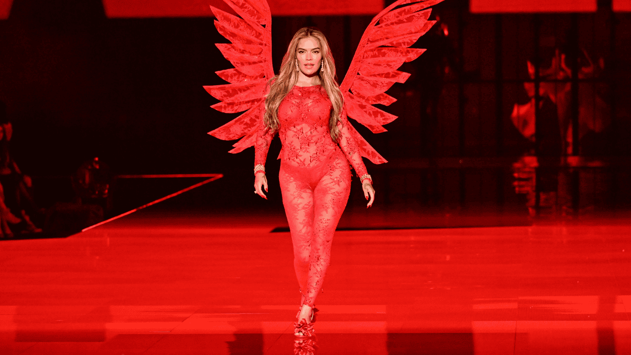 Karol G, cantante colombiana, en el desfile de Victoria's Secret