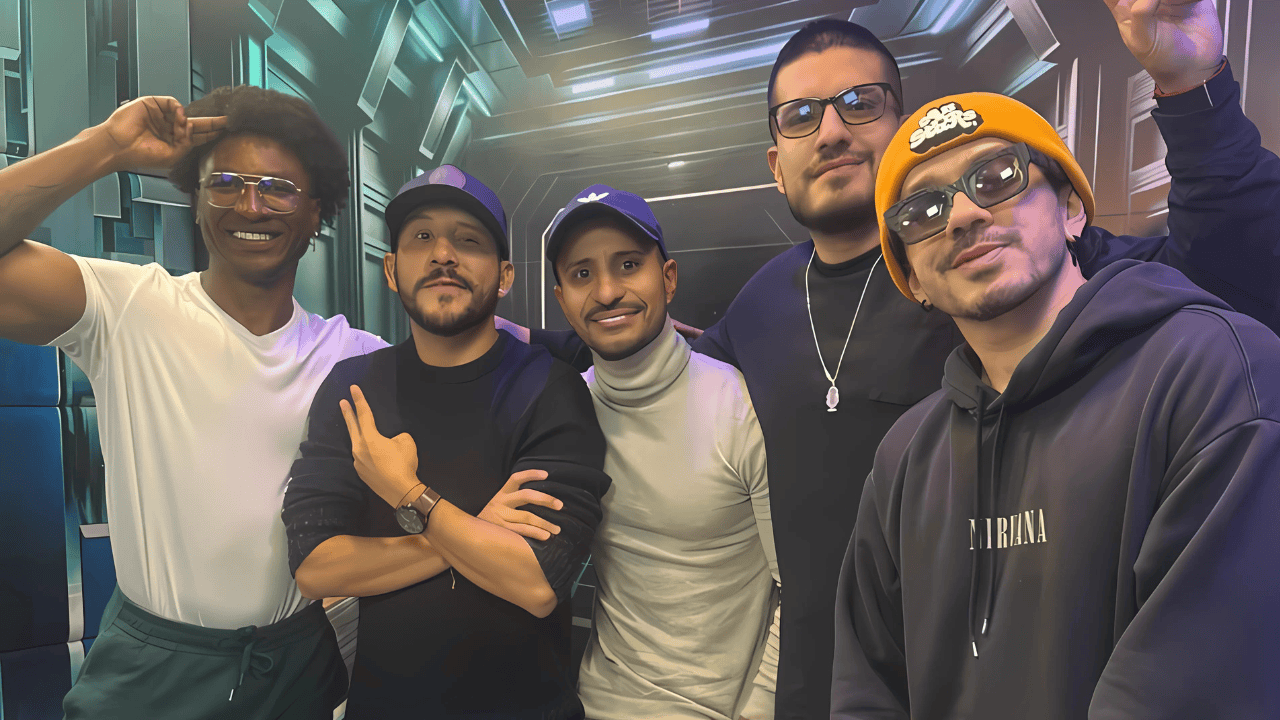Los de la Culpa y el equipo de Mix Radio Bogotá