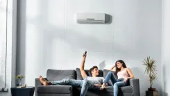 En la foto: Pareja en una sala con aire acodicionado