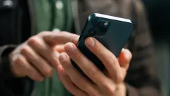 En la foto: Celular iphone sostenido por un honbre