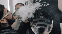 Anuel AA, recibiendo su placa de mil millones de streams