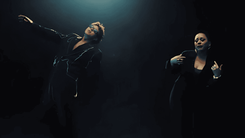 Beéle y Carla Morrison en el video de "Arena"