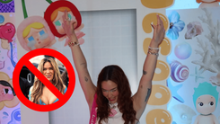 Foto del cumpleaños de Jesaaelys. A la derecha, una foto tachada de Karol G.