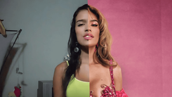 Izquierda: Karol G en 2010. Derecha: Karol G ahora.
