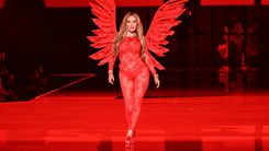 Karol G, cantante colombiana, en el desfile de Victoria's Secret